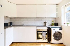 Fridge, oven, dishwasher, electric kettle - The Waterlow Park Wonder - 2BDR with Study (Greater London)