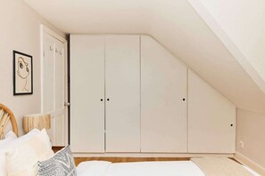 2 chambres, fer et planche à repasser, Wi-Fi, draps fournis