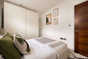 2 habitaciones, tabla de planchar con plancha, wifi y ropa de cama