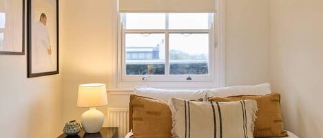 3 slaapkamers, een strijkplank/strijkijzer, wifi, beddengoed