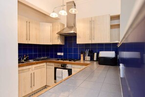 Micro-ondes, four, lave-vaisselle, grille-pain