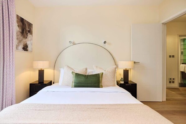 6 quartos, ferros/tábuas de passar roupa, Wi-Fi, roupa de cama
