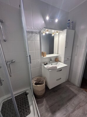 Secadora de cabello, jabón, shampoo, papel de baño 