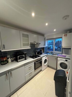 Réfrigérateur, four, grille-pain