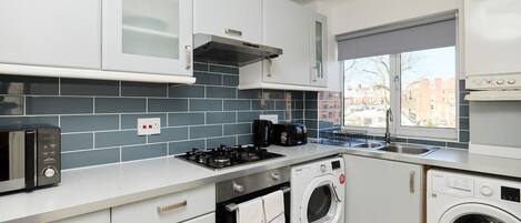 Kühlschrank, Ofen, Toaster, Kochgeschirr/Geschirr/Besteck