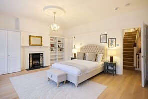 6 bedrooms, iron/ironing board, WiFi, bed sheets