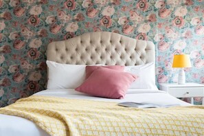 3 habitaciones, tabla de planchar con plancha, wifi y ropa de cama 