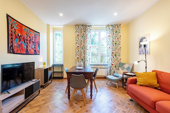 Apartment, 1 Double Bed with Sofa bed, Patio | Living area | 43-inch Smart TV with digital channels - Charming apt with Garden in Castelletto (Genoa)