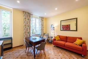 Comfort Apartment, City View | Living area