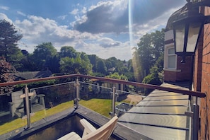 Apartamento, sacada, vista para o jardim | Ferros/tábuas de passar roupa, Wi-Fi de cortesia