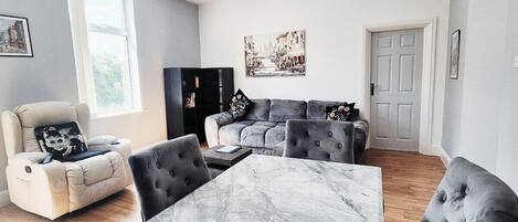 Appartement, balkon, uitzicht op tuin | Lounge