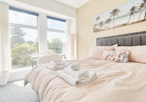 Stylish & Modern 2BR Flat