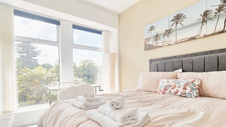 Stylish & Modern 2BR Flat