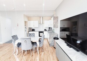 Apartment, Balcony, Garden View | Restaurant - Stylish & Modern 2BR Flat (Nottingham)