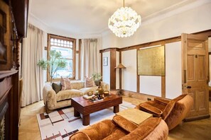 TV, fireplace - The Rosebery Retreat (Greater London)