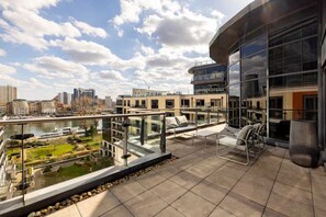 Property grounds - Thames View, Three Bedroom Apartment (Greater London)