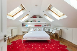 5 bedrooms, iron/ironing board, WiFi, bed sheets