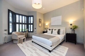 4 bedrooms, iron/ironing board, WiFi, bed sheets