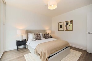 2 habitaciones, tabla de planchar con plancha, wifi y ropa de cama 