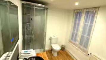 Een douche, handdoeken, zeep, toiletpapier