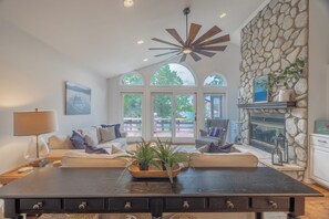 TV, fireplace, ping pong - The Flamingo's Nest by Innsbrook Vacations! (Innsbrook)