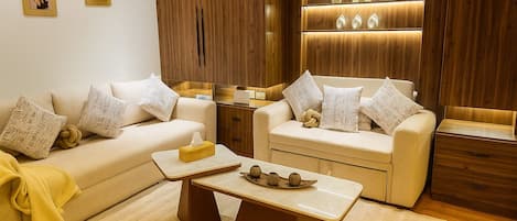 Smart TV, fireplace