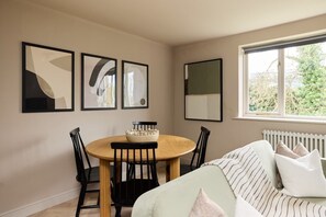 Dining - The Twickenham Wonder - 1 Bdr Flat with Parking (Greater London)