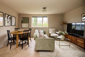 TV - The Twickenham Wonder - 1 Bdr Flat with Parking (Greater London)