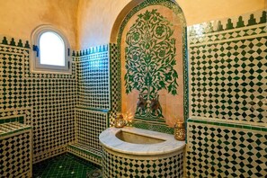 Shower, rainfall showerhead, bathrobes, slippers - Kasbah House (Tangier)