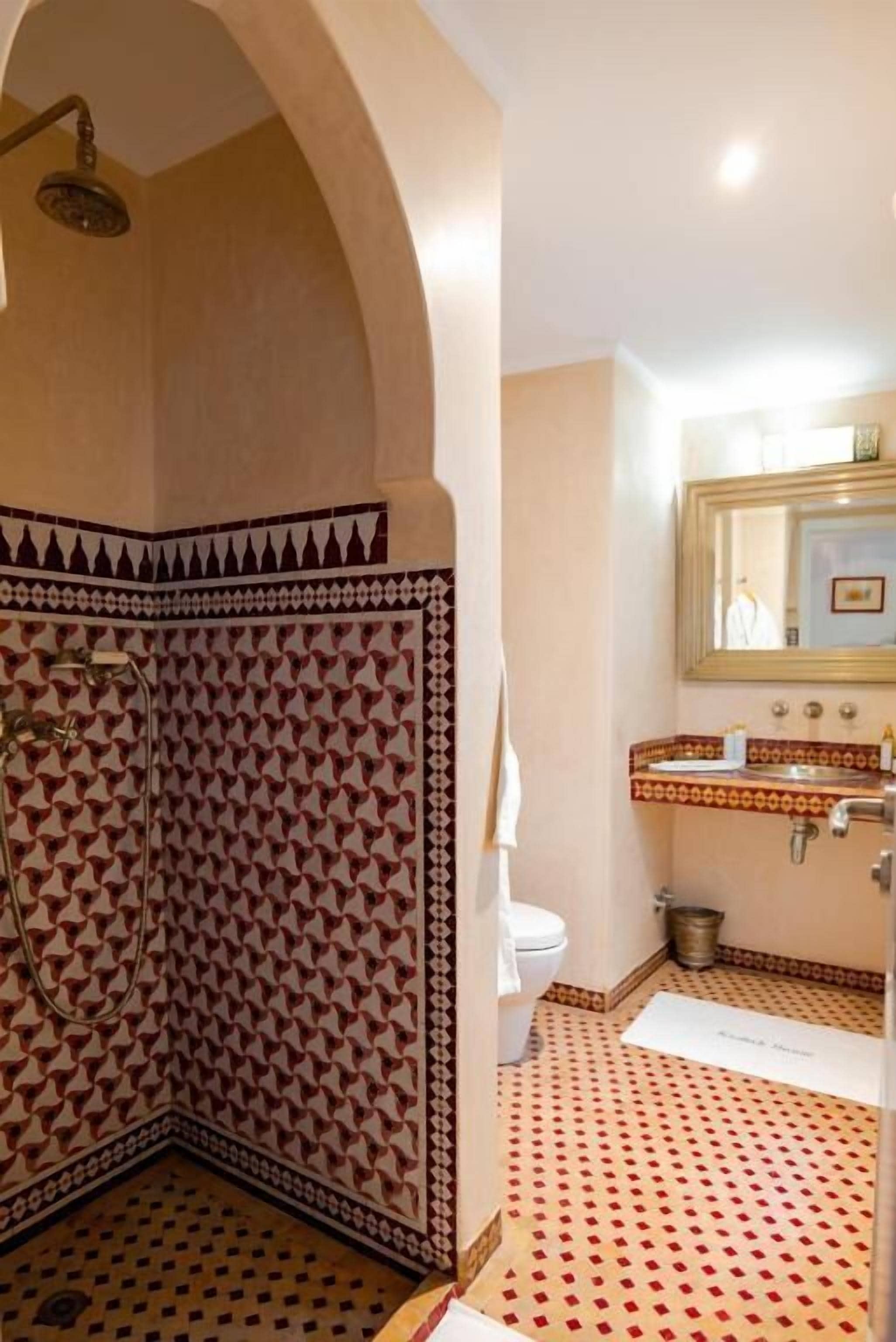 Un baño con ducha, inodoro y lavamanos.