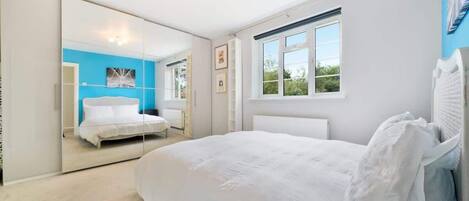 3 chambres, fer et planche à repasser, Wi-Fi, draps fournis