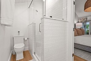 Shower, hair dryer, towels, shampoo - Beachfront Aldea 12, Designers Condo (Belleair Beach)