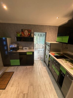 Geladeira, micro-ondas, fogão, cooktop