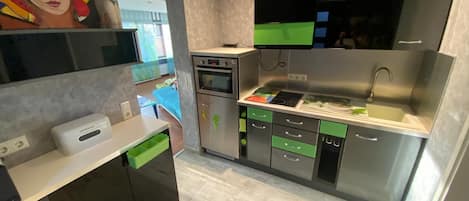 Microonde, forno, piano cottura, macchina per tè/caffè