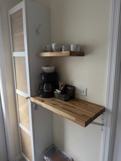 Small apt Chic 1-bedroom apartment with AC, WiFi in wonderful West Palm Beach