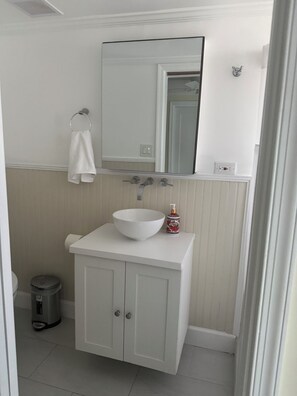 Dusche, Haartrockner, Bidet, Seife