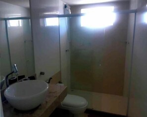 Secador de pelo, jabón y papel higiénico