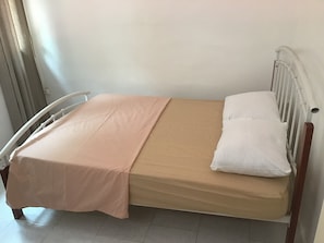 2 bedrooms, iron/ironing board, bed sheets
