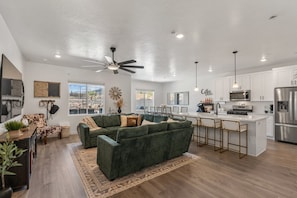 Maison mitoyenne, 4 chambres | Cuisine privée | Réfrigérateur, four, cafetière/bouilloire, grille-pain