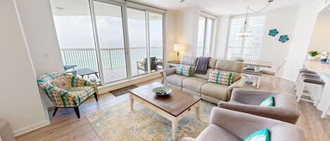 Condo, 4 chambres | Aire de séjour