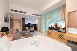 Desk, iron/ironing board, travel crib, free WiFi - Stylish Studio in Iconic J ONE (Dubai)