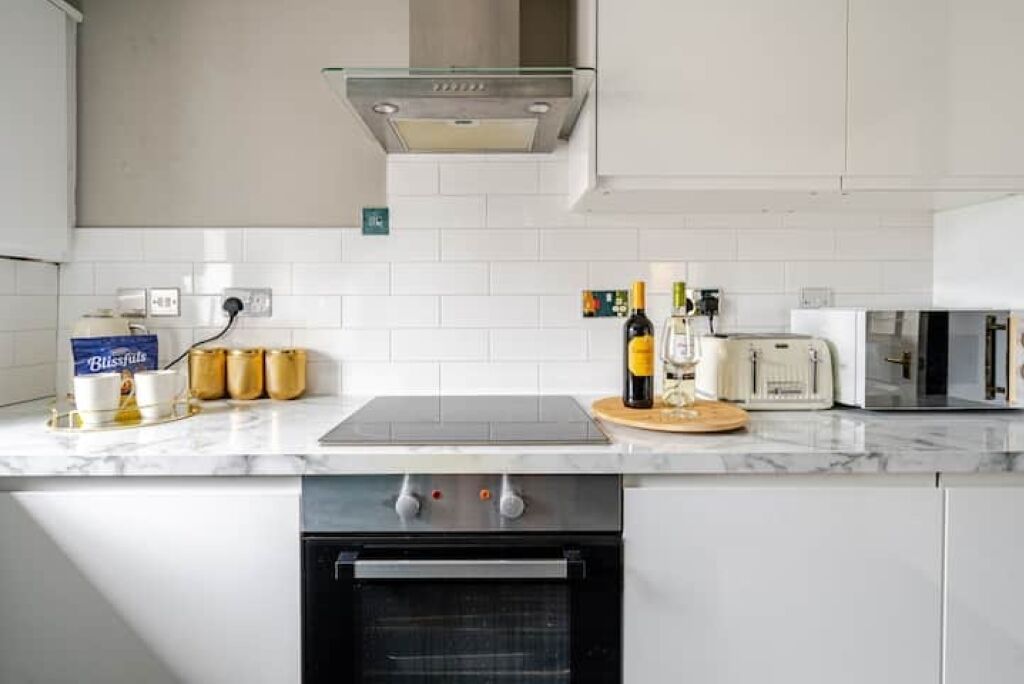 冷蔵庫、電子レンジ、オーブン、コンロ