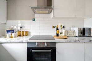 Kjøleskap, mikrobølgeovn, ovn og kokeplater