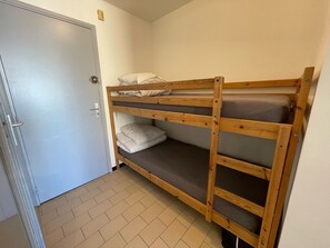 1 slaapkamer, een strijkplank/strijkijzer, beddengoed