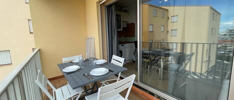 تناول الطعام بالخارج