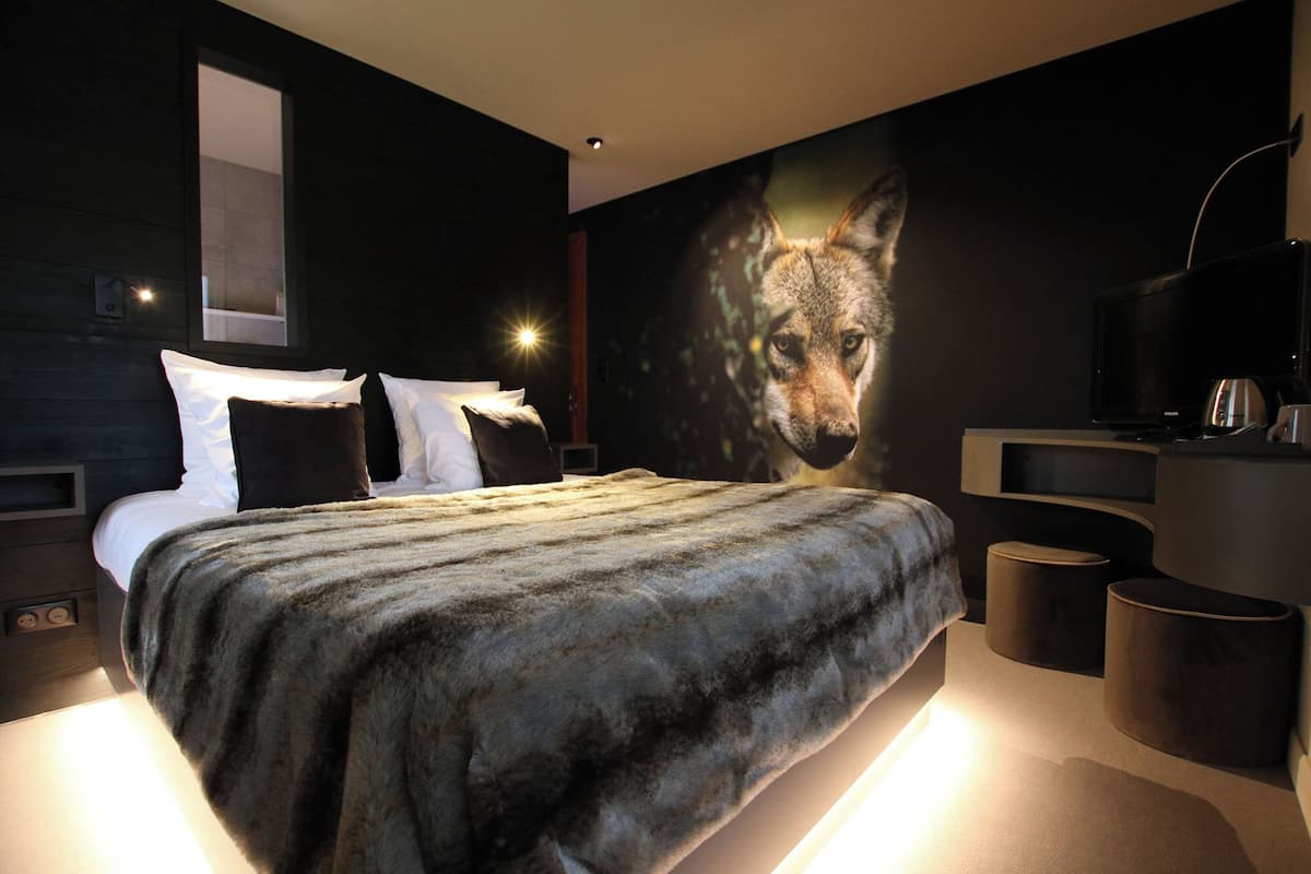 Free WiFi, bed sheets