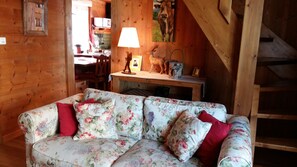 Traditional Apartment, Mountain View | Living area | Flat-screen TV