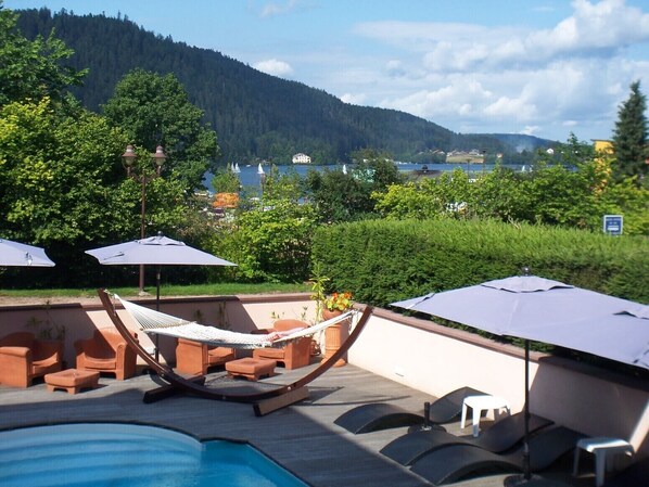 Piscine extérieure en saison