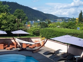 Una piscina al aire libre de temporada