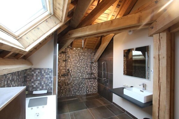 Panoramic-Dreibettzimmer, Seeblick | Badezimmer